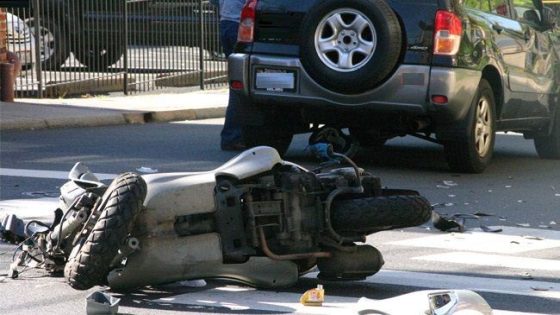 صورة ارشيفية لتصادم سيارة مع دراجة نارية