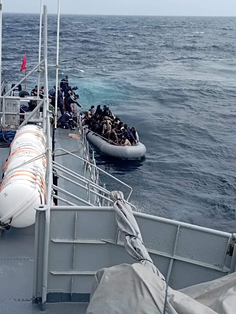 بينهم 13 امرأة، البحرية الملكية تنقذ قارب للهجرة غير النظامية