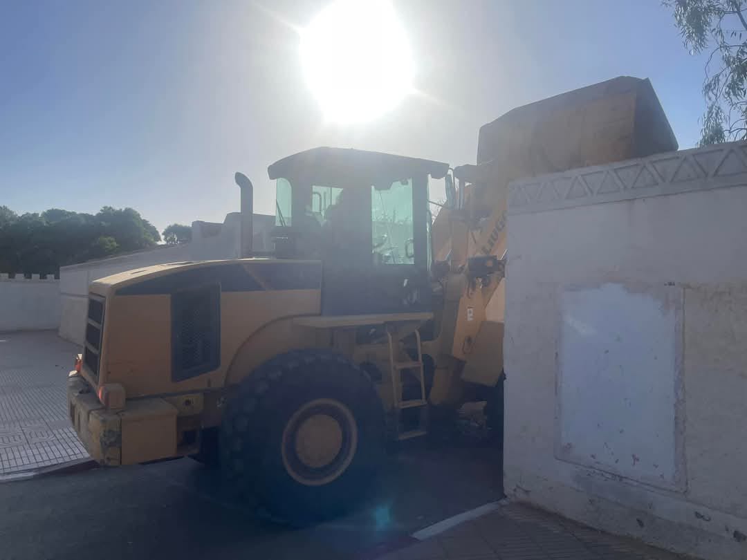 هدم بناية قديمة بطنطان لإفساح المجال لمشاريع التأهيل الحضري