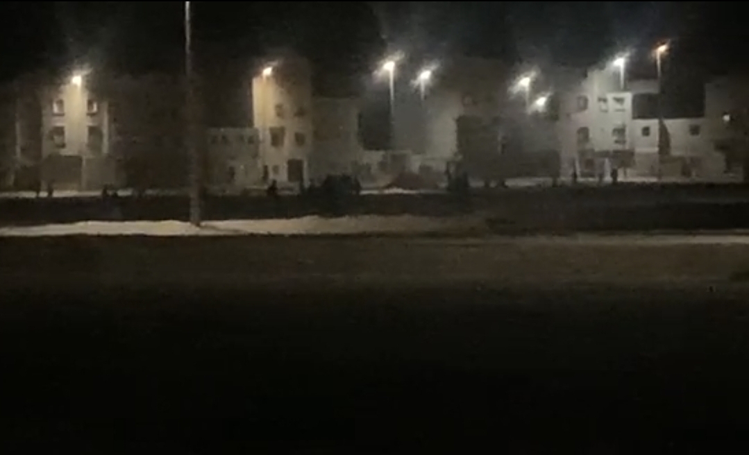 حرب تراشق بالحجارة بين مراهقين تغضب ساكنة “تجزئة حمدي” بالعيون